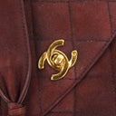 Sac à rabat vintage en daim matelassé bordeaux avec ferrures plaquées or 24K Chanel