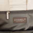 Sac à rabat en plastique blanc moderne Chanel à chaîne froissée vernie