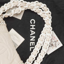 Sac à rabat en plastique blanc moderne Chanel à chaîne froissée vernie