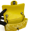 Petit sac à rabat rectangulaire Chanel Mini en velours matelassé jaune avec ferrures noires