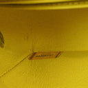 Petit sac à rabat rectangulaire Chanel Mini en velours matelassé jaune avec ferrures noires
