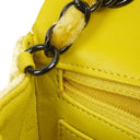 Petit sac à rabat rectangulaire Chanel Mini en velours matelassé jaune avec ferrures noires