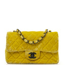 Petit sac à rabat rectangulaire Chanel Mini en velours matelassé jaune avec ferrures noires