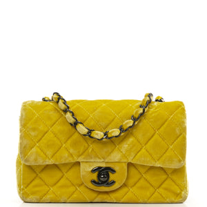 Petit sac à rabat rectangulaire Chanel Mini en velours matelassé jaune avec ferrures noires