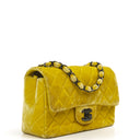 Petit sac à rabat rectangulaire Chanel Mini en velours matelassé jaune avec ferrures noires