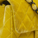 Petit sac à rabat rectangulaire Chanel Mini en velours matelassé jaune avec ferrures noires