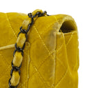 Petit sac à rabat rectangulaire Chanel Mini en velours matelassé jaune avec ferrures noires
