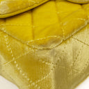 Petit sac à rabat rectangulaire Chanel Mini en velours matelassé jaune avec ferrures noires