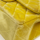 Petit sac à rabat rectangulaire Chanel Mini en velours matelassé jaune avec ferrures noires