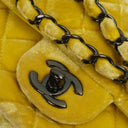 Petit sac à rabat rectangulaire Chanel Mini en velours matelassé jaune avec ferrures noires