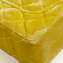 Petit sac à rabat rectangulaire Chanel Mini en velours matelassé jaune avec ferrures noires