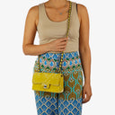 Petit sac à rabat rectangulaire Chanel Mini en velours matelassé jaune avec ferrures noires