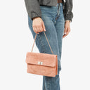 Sac à rabat Mademoiselle Chanel en daim rose chocolat