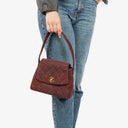Sac à rabat vintage en daim matelassé bordeaux avec ferrures plaquées or 24K Chanel