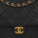 Petit Sac Chanel Classic Single Rabat Noir en Agneau Matelassé avec Ferrures Plaquées Or 24K