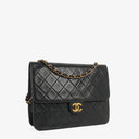 Petit Sac Chanel Classic Single Rabat Noir en Agneau Matelassé avec Ferrures Plaquées Or 24K