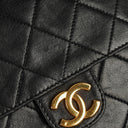 Petit Sac Chanel Classic Single Rabat Noir en Agneau Matelassé avec Ferrures Plaquées Or 24K