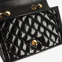 Chanel Single Flap-väska Svart Quiltad Lackläder med 24K Guldpläterade Metallbeslag