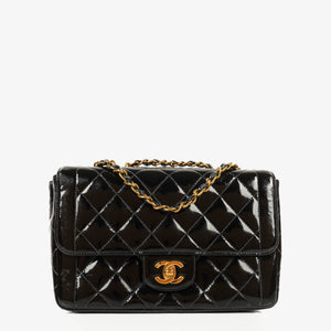 Chanel Single Flap-väska Svart Quiltad Lackläder med 24K Guldpläterade Metallbeslag