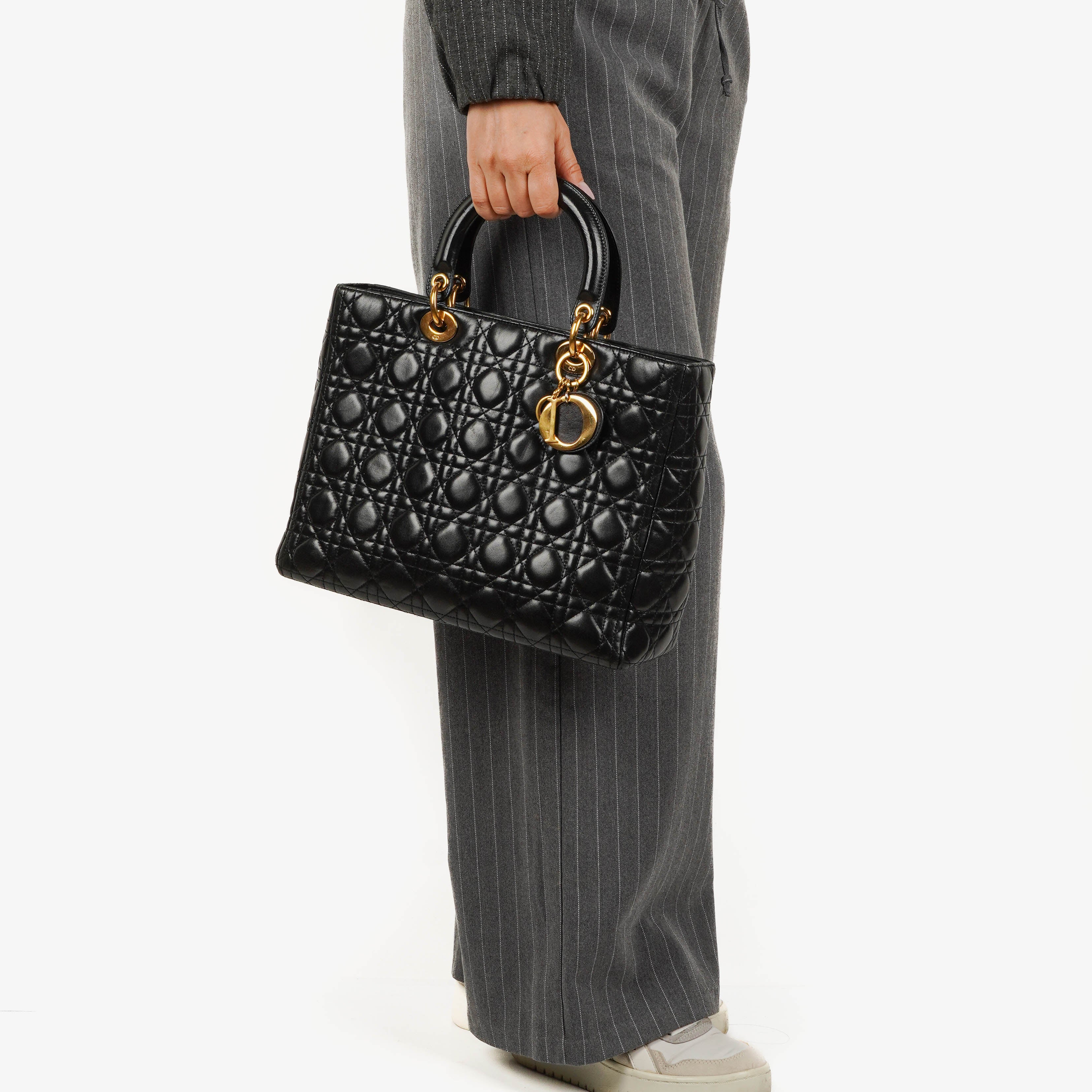Bolso vintage Lady Dior grande de piel de cordero negra Cannage