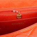 Chanel Vintage Liten Diana Flikväska Röd Quilted Läder 24K Guldpläterade Metalldetaljer