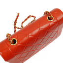 Chanel Vintage Liten Diana Flikväska Röd Quilted Läder 24K Guldpläterade Metalldetaljer