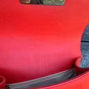 Bolso de Solapa Chanel Label Click Rojo en Piel de Ternero Acolchada con Herrajes en Tono Dorado