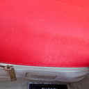 Bolso de Solapa Chanel Label Click Rojo en Piel de Ternero Acolchada con Herrajes en Tono Dorado