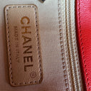 Bolso de Solapa Chanel Label Click Rojo en Piel de Ternero Acolchada con Herrajes en Tono Dorado