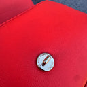 Bolso de Solapa Chanel Label Click Rojo en Piel de Ternero Acolchada con Herrajes en Tono Dorado
