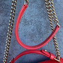 Bolso de Solapa Chanel Label Click Rojo en Piel de Ternero Acolchada con Herrajes en Tono Dorado