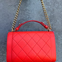 Bolso de Solapa Chanel Label Click Rojo en Piel de Ternero Acolchada con Herrajes en Tono Dorado