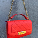 Bolso de Solapa Chanel Label Click Rojo en Piel de Ternero Acolchada con Herrajes en Tono Dorado