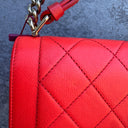 Bolso de Solapa Chanel Label Click Rojo en Piel de Ternero Acolchada con Herrajes en Tono Dorado