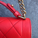 Bolso de Solapa Chanel Label Click Rojo en Piel de Ternero Acolchada con Herrajes en Tono Dorado