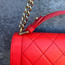 Bolso de Solapa Chanel Label Click Rojo en Piel de Ternero Acolchada con Herrajes en Tono Dorado