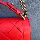 Bolso de Solapa Chanel Label Click Rojo en Piel de Ternero Acolchada con Herrajes en Tono Dorado