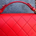 Bolso de Solapa Chanel Label Click Rojo en Piel de Ternero Acolchada con Herrajes en Tono Dorado
