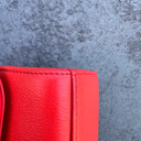 Bolso de Solapa Chanel Label Click Rojo en Piel de Ternero Acolchada con Herrajes en Tono Dorado