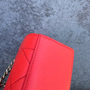 Bolso de Solapa Chanel Label Click Rojo en Piel de Ternero Acolchada con Herrajes en Tono Dorado
