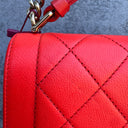 Bolso de Solapa Chanel Label Click Rojo en Piel de Ternero Acolchada con Herrajes en Tono Dorado