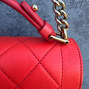 Bolso de Solapa Chanel Label Click Rojo en Piel de Ternero Acolchada con Herrajes en Tono Dorado