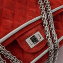 Sac à rabat double moyen Chanel 2.55 Reissue en daim rouge et cuir argenté