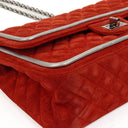 Sac à rabat double moyen Chanel 2.55 Reissue en daim rouge et cuir argenté