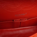 Sac à rabat double moyen Chanel 2.55 Reissue en daim rouge et cuir argenté