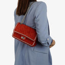 Sac à rabat double moyen Chanel 2.55 Reissue en daim rouge et cuir argenté