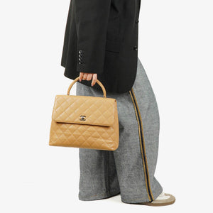 Sac à rabat jumbo Kelly Chanel beige en cuir caviar matelassé