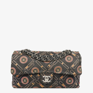 Chanel Svart Läppstiftsprint Satin Flapväska med Silverfärgad Metall