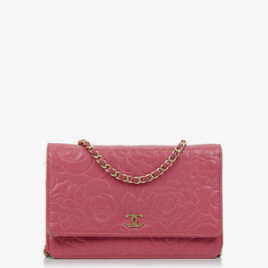 Portefeuille sur chaîne Chanel Camelia en agneau embossé rose