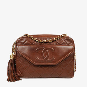 Borsa a tracolla Chanel Camera Tassel CC marrone trapuntata in pelle di agnello